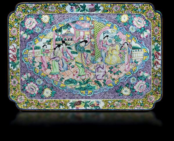Vassoio a smalti con scena di vita di corte e decori floreali, Cina, Dinastia Qing, fine XVIII-inizi XIX secolo