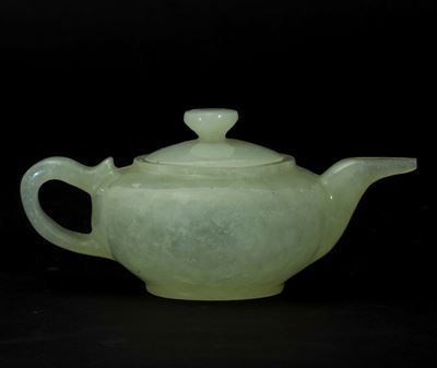 Piccola Teiera Scolpita in Giada Verde, Cina, Inizi XX Secolo