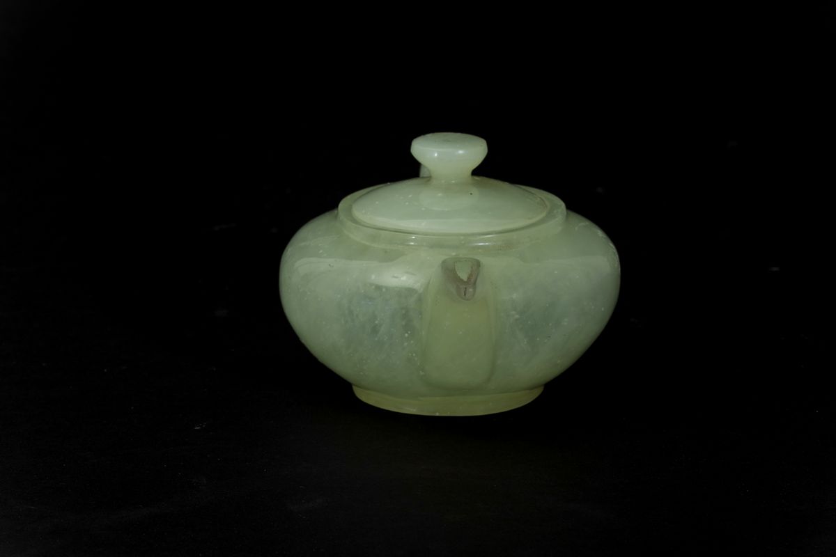 Piccola Teiera Scolpita in Giada Verde, Cina, Inizi XX Secolo