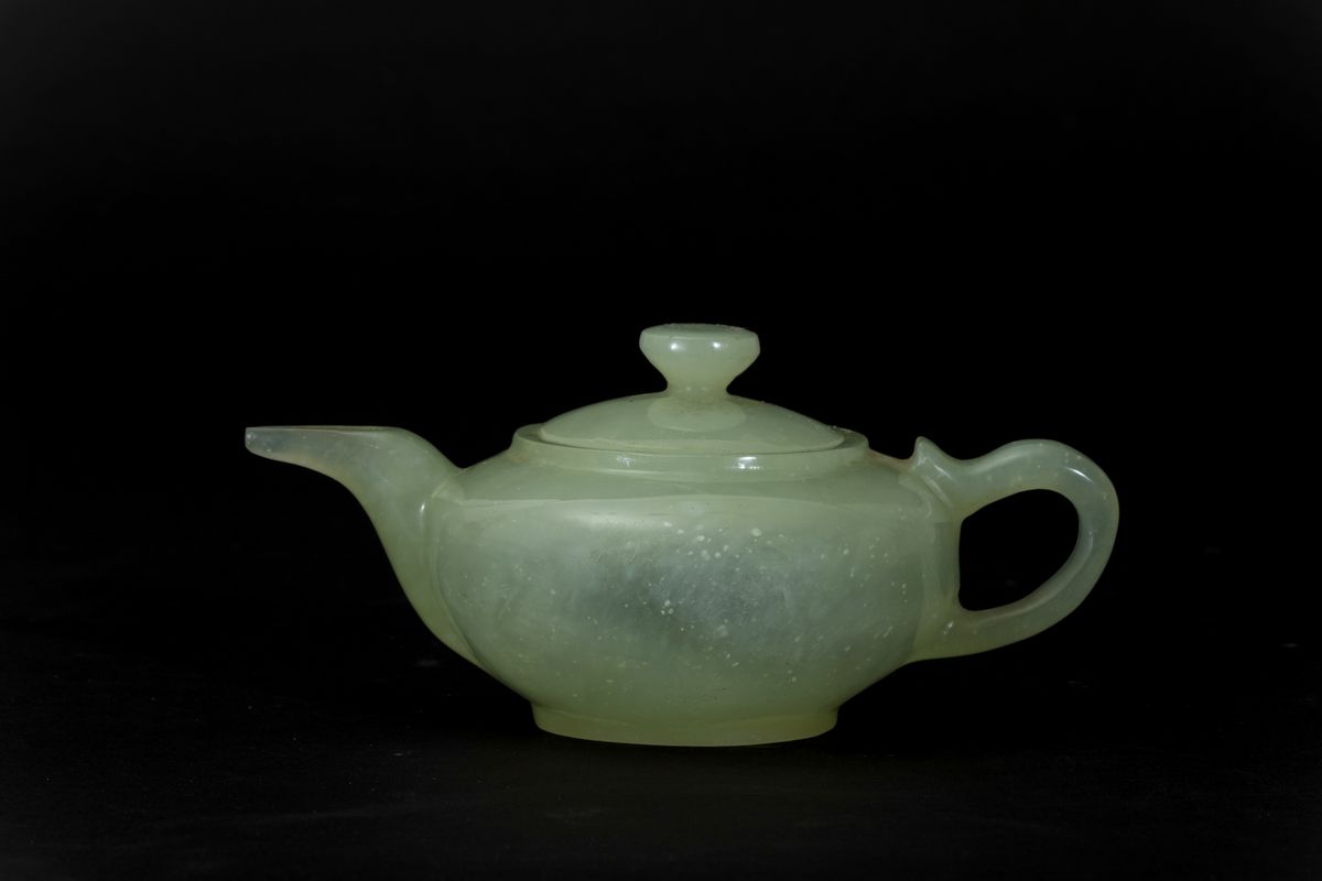 Piccola Teiera Scolpita in Giada Verde, Cina, Inizi XX Secolo