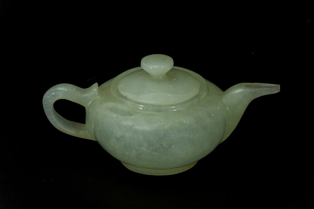 Piccola Teiera Scolpita in Giada Verde, Cina, Inizi XX Secolo