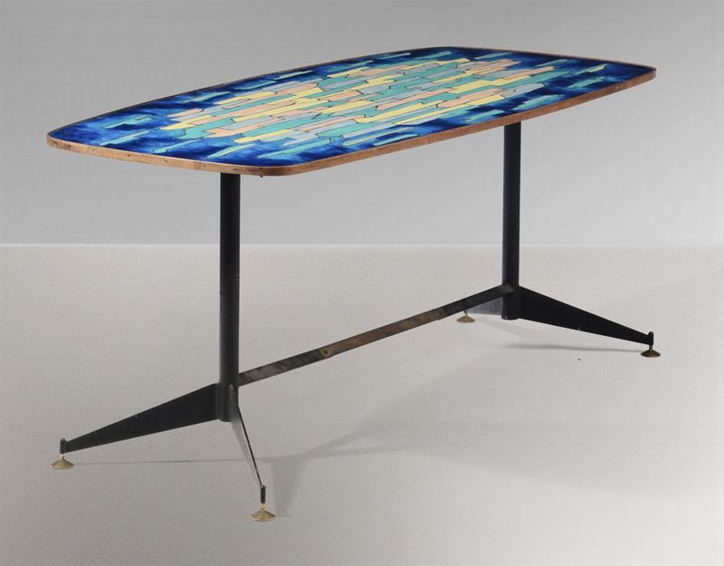 Tavolo con struttura in metallo laccato e sostegni in ottone. Piano in legno smaltato.  - Auction Design - Cambi Casa d'Aste