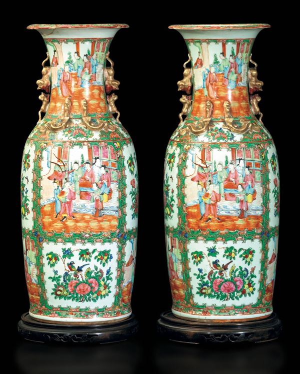 Coppia di vasi in porcellana Famiglia Rosa con figure di draghetto a rilievo e scene di vita quotidiana entro riserve, Cina, Dinastia Qing, XIX secolo