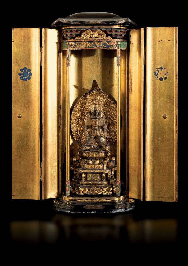 Figura di Buddha seduto su doppio fiore di loto in legno dorato entro tempio richiudibile parzialmente dipinto, Giappone, periodo Edo (1603-1868)  - Asta Fine Chinese Works of Art - Cambi Casa d'Aste