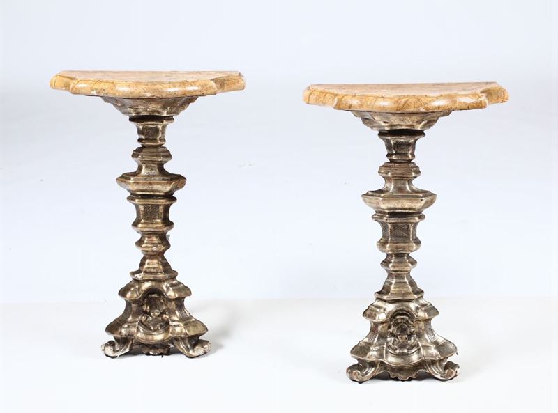 Due piccole consolle in legno intagliato e dorato, XVIII secolo  - Asta Arredi, Dipinti e Oggetti d'Arte - Cambi Casa d'Aste