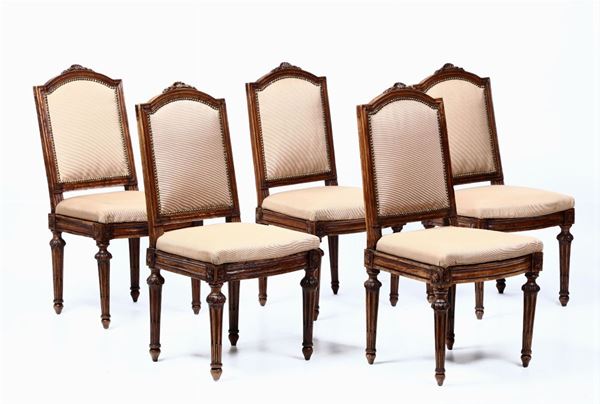 Cinque sedie Luigi XVI in noce intagliato, XVIII-XIX secolo