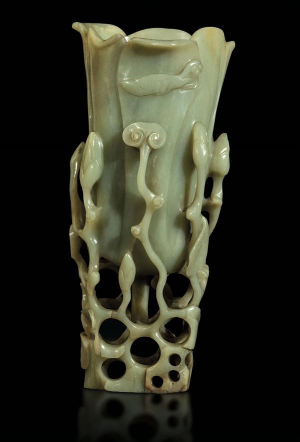 Grande coppa da libagione scolpita in giada celadon a foggia di fiore con figure di insetti e funghi a rilievo, Cina, Dinastia Qing, epoca Qianlong (1736-1796)
