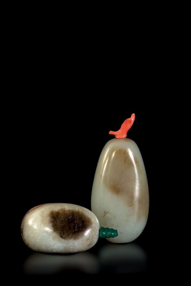Coppia di snuff bottles scolpite in giada con tappi in corallo e malachite, Cina, inizi XX secolo  - Asta Fine Chinese Works of Art - Cambi Casa d'Aste