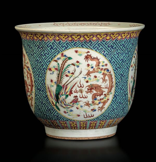 Cachepot in porcellana a smalti policromi con figure di draghi e fenici entro riserve, Cina, Dinastia Qing, epoca Guangxu (1875-1908)