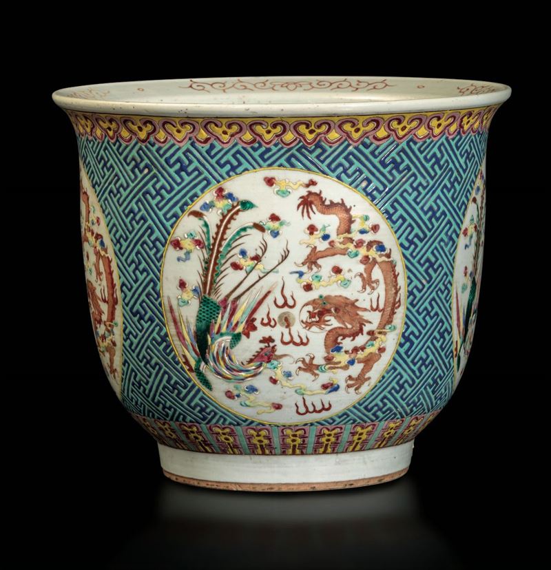 A porcelain cachepot, China, Qing Dynasty  - Auction Fine Chinese Works of Art - Cambi Casa d'Aste