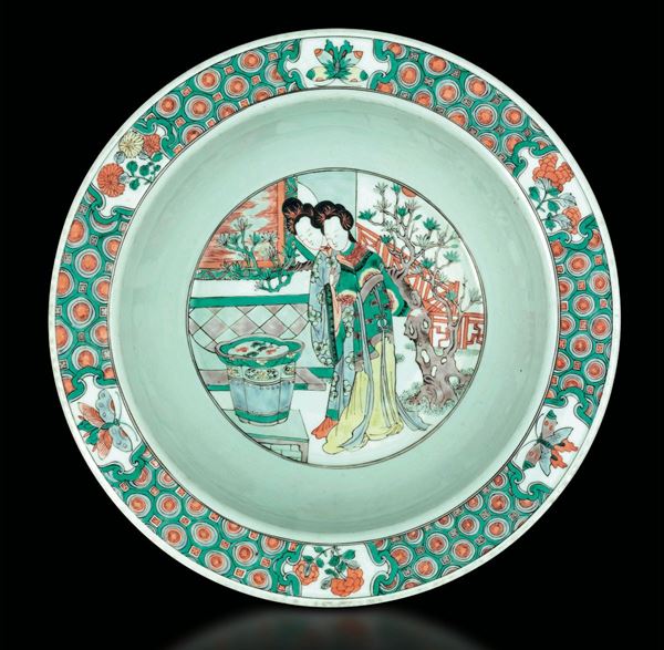 Grande basin in porcellana Famiglia Verde raffigurante scena di vita comune con cortigiane e decori naturalistici, Cina, Dinastia Qing, epoca Guangxu (1875-1908)