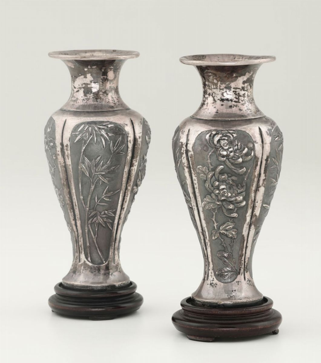 Coppia di Piccoli Vasi in Argento con Decori Floreali e Naturalistici, Cina, Canton, XIX Secolo