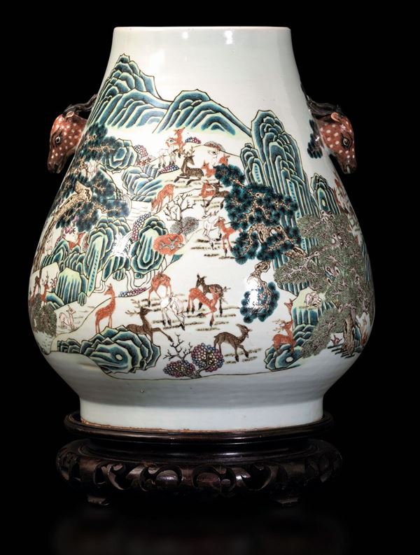 Grande vaso Hu in porcellana a smalti policromi con decoro cento cervi e anse a foggia di testa di cervo,  [..]