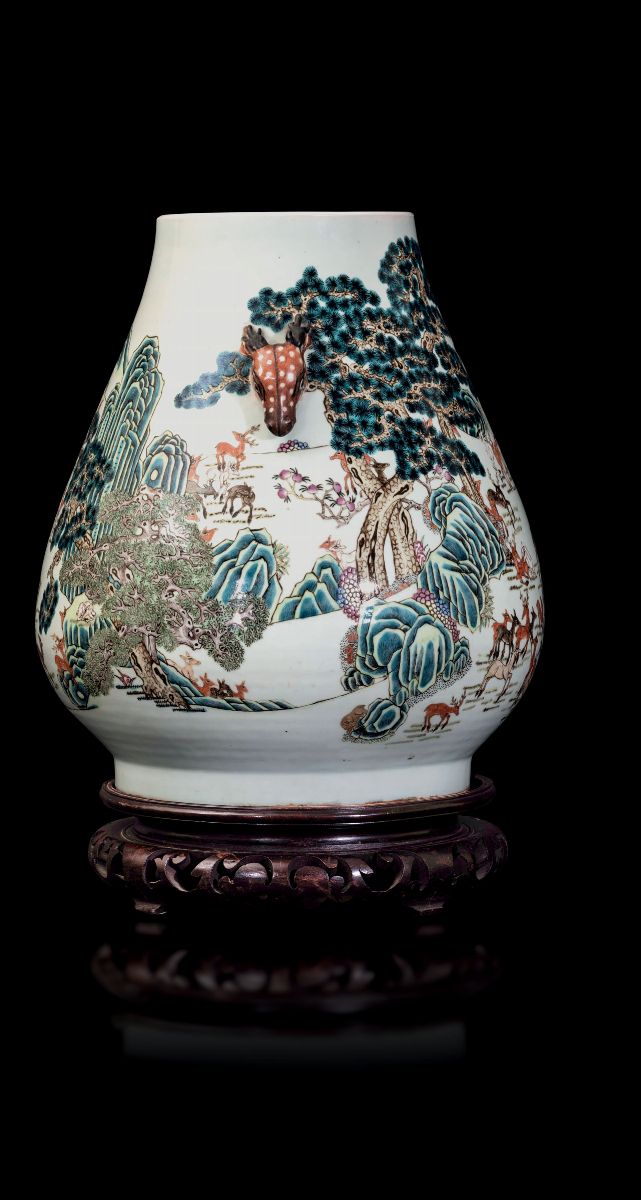 Grande Vaso Hu in Porcellana a Smalti Policromi con Decoro Cento Cervi e Anse a Foggia di Testa d...