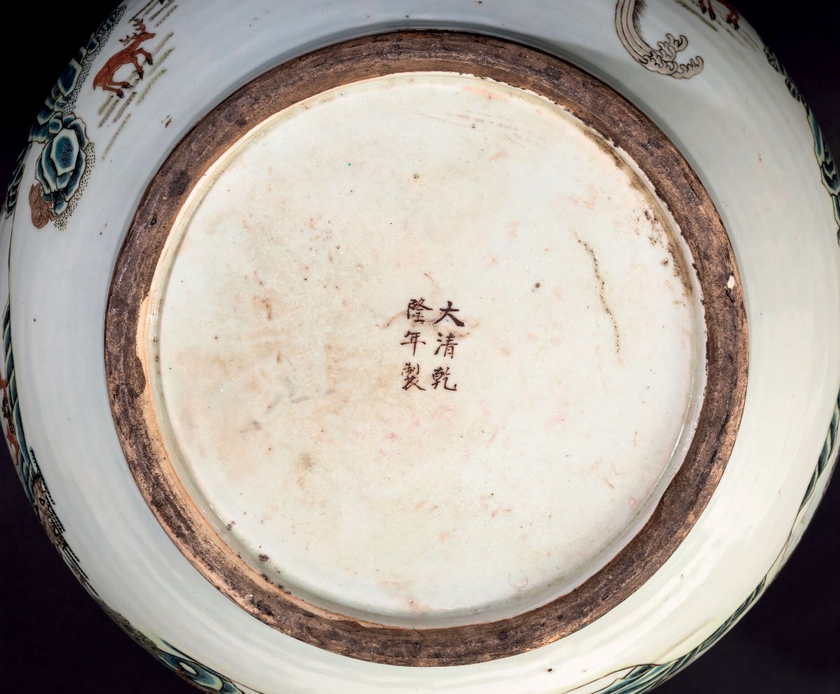 Grande Vaso Hu in Porcellana a Smalti Policromi con Decoro Cento Cervi e Anse a Foggia di Testa d...