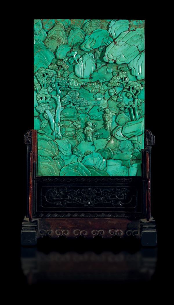 Importante e raro paravento imperiale da tavolo su stand in legno con placca finemente scolpita in turchese con dettagli in oro raffigurante scena di vita comune entro paesaggio e figure di pipistrelli, Cina, Dinastia Qing, epoca Qianlong (1736-1795)