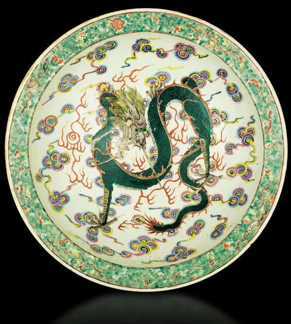 Grande piatto in porcellana a smalti policromi con figura di drago tra le nuvole sui toni del verde, Cina, Dinastia Qing, epoca Guangxu (1875-1908)