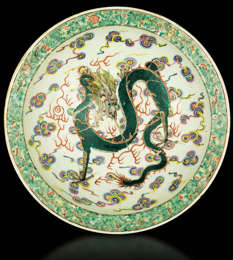 Grande piatto in porcellana a smalti policromi con figura di drago tra le nuvole sui toni del verde, Cina, Dinastia Qing, epoca Guangxu (1875-1908)  - Asta Fine Chinese Works of Art - Cambi Casa d'Aste