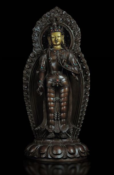 Rara e Grande Figura di Bodhisattva con Aura Eretto su Fiore di Loto in Rame con Parziale Doratur...