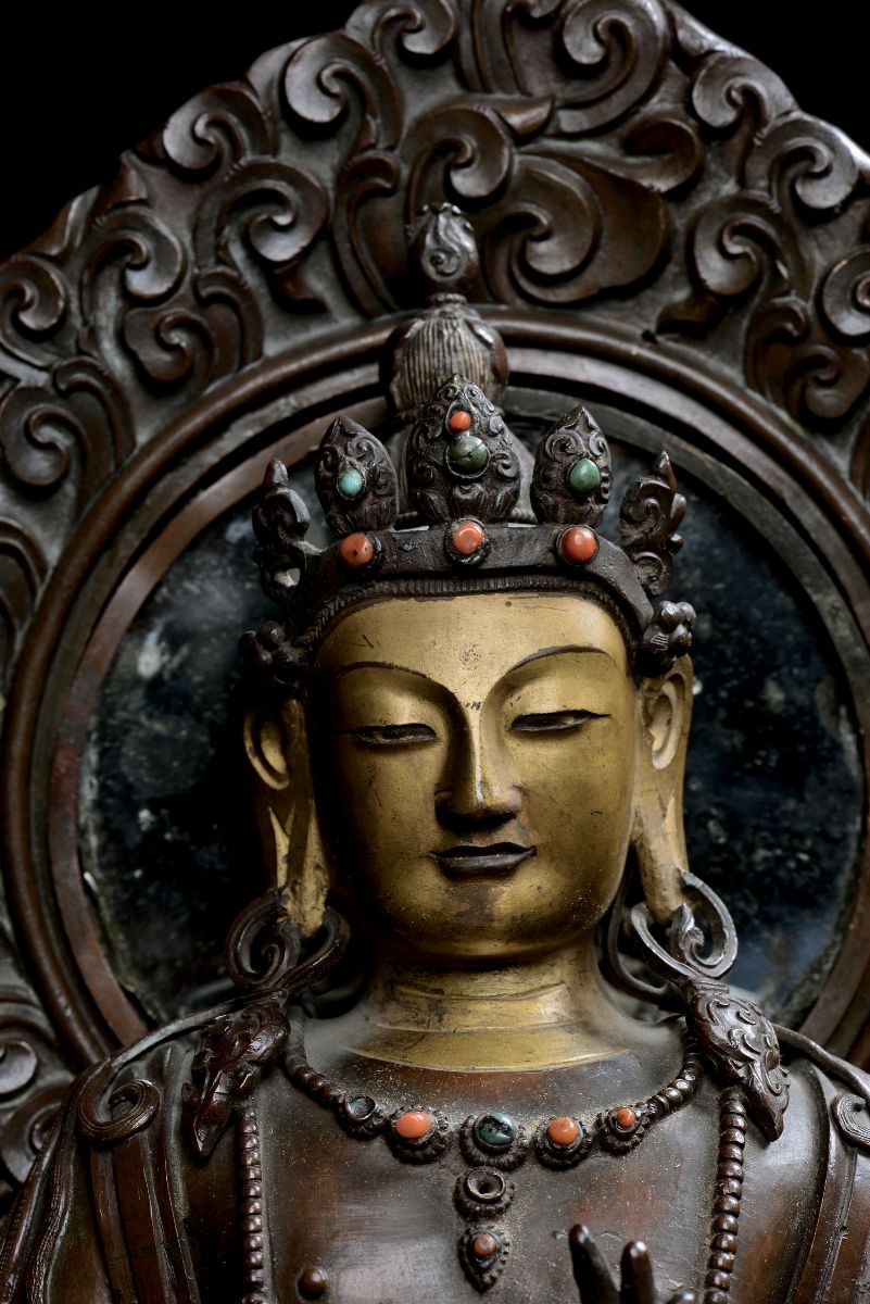 Rara e Grande Figura di Bodhisattva con Aura Eretto su Fiore di Loto in Rame con Parziale Doratur...