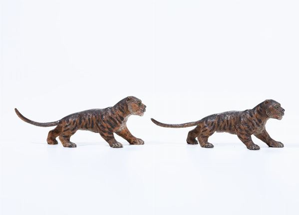 Coppia di tigri in metallo dipinto