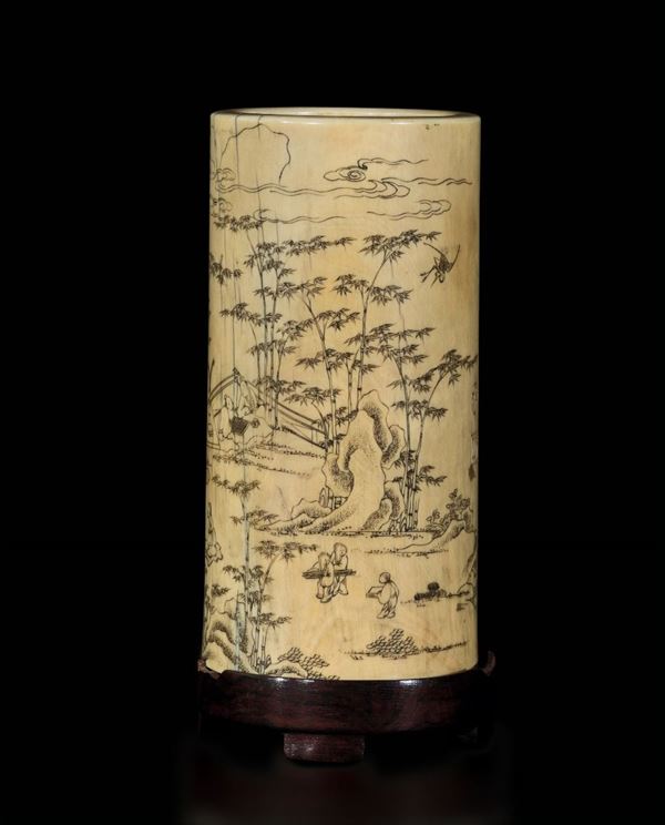 Brush pot cilindrico in avorio scolpito con paesaggio e iscrizioni, Cina, inizi XX secolo