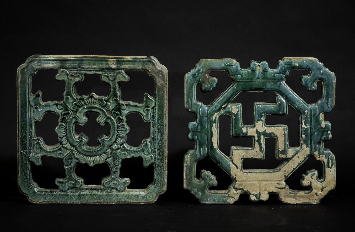 Coppia di Elementi in Grã¨s a Smalti Policromi con Decori Geometrici e Floreali, Cina, Dinastia M...
