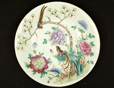 Grande Piatto in Porcellana a Smalti Policromi con Figure di Fagiani tra Rami in Fiore, Cina, Ini...