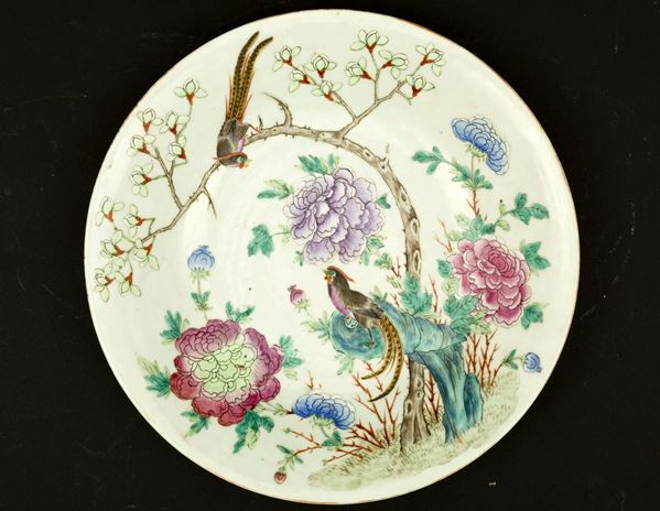 Grande piatto in porcellana a smalti policromi con figure di fagiani tra rami in fiore, Cina, inizi XX secolo