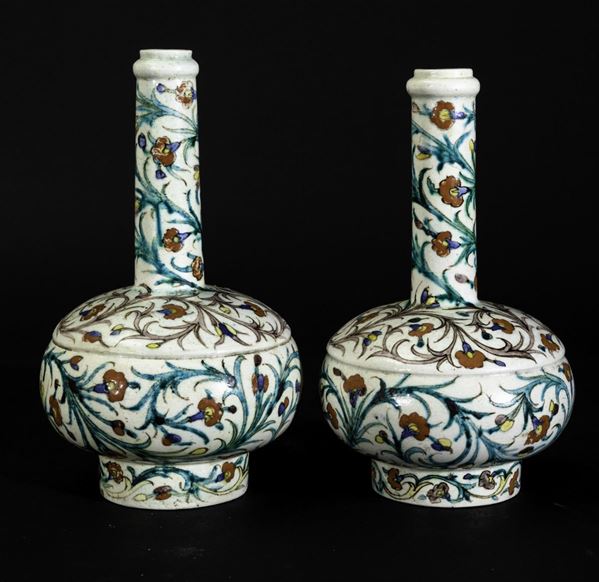 Coppia di vasi a bottiglia in grÃ¨s a smalti policromi con decori vegetali, Turchia, XIX secolo