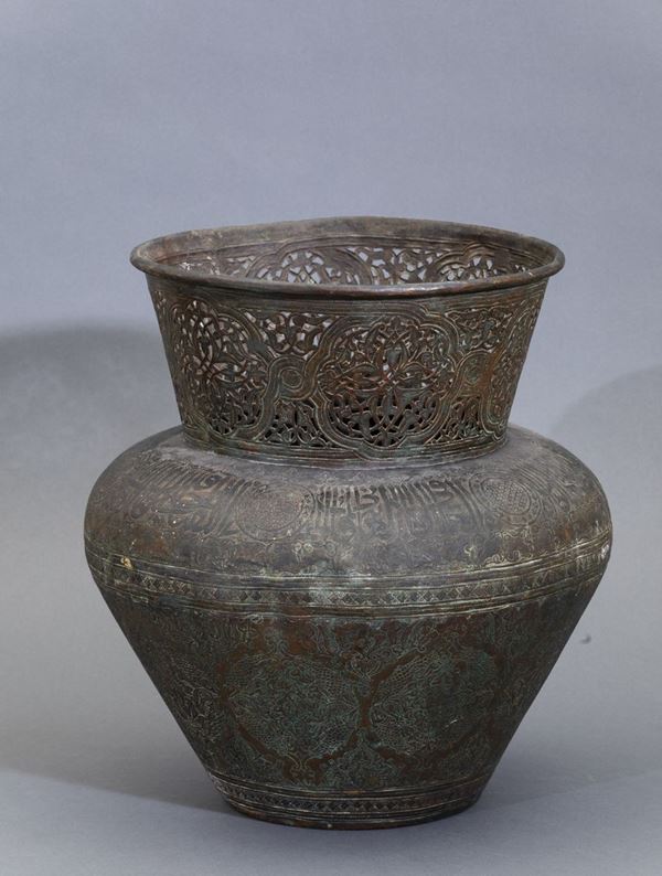 Grande vaso in metallo con decori naturalistici incisi e a traforo e iscrizione, Siria, XIX secolo