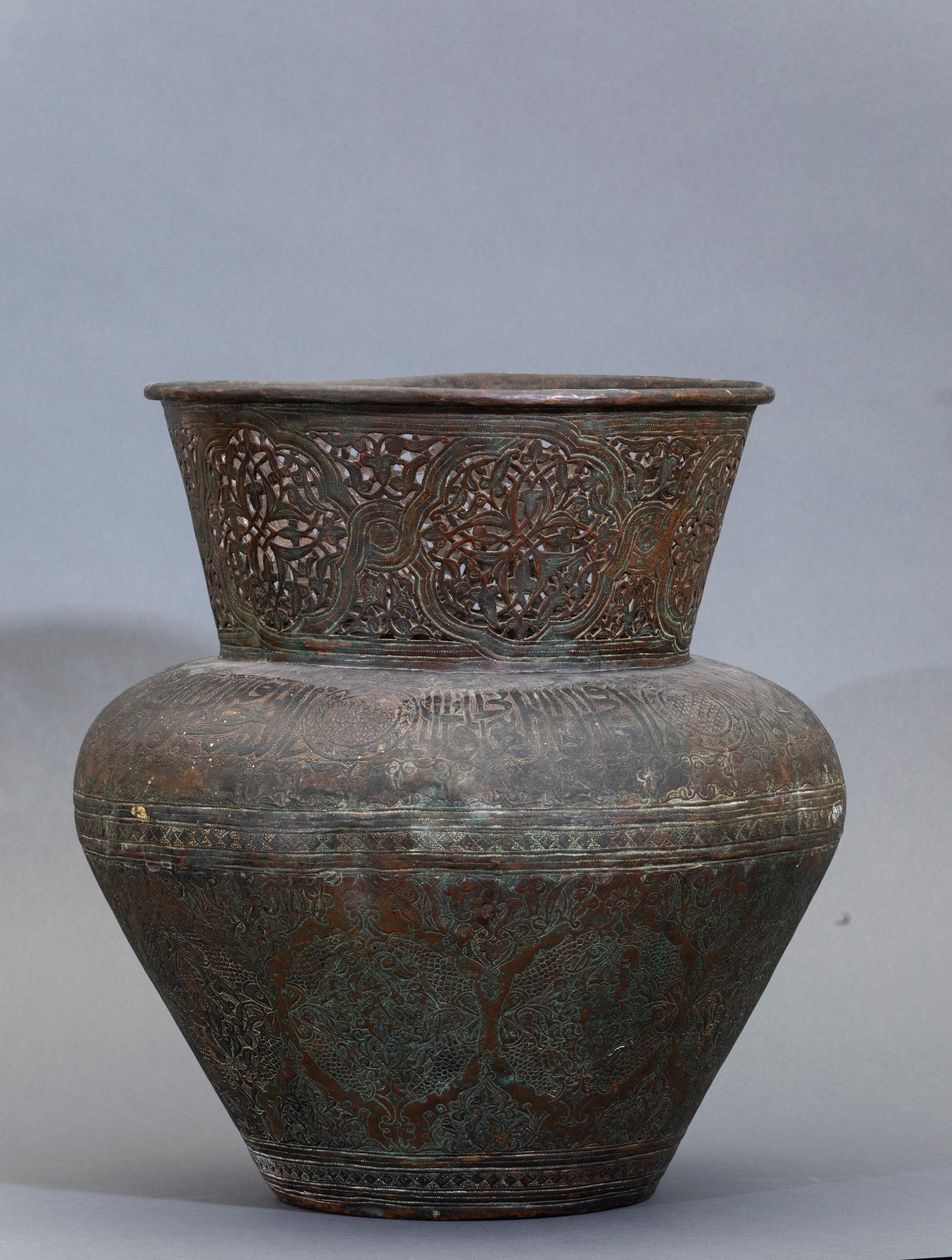 Grande Vaso in Metallo con Decori Naturalistici Incisi e a Traforo e Iscrizione, Siria, XIX Secol...