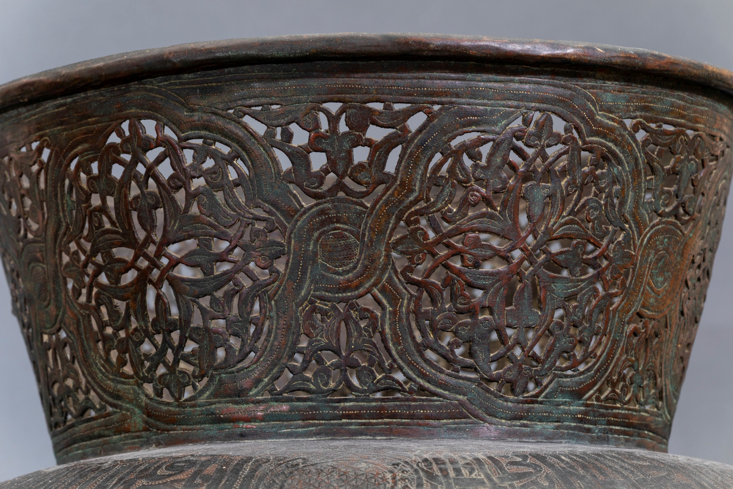 Grande Vaso in Metallo con Decori Naturalistici Incisi e a Traforo e Iscrizione, Siria, XIX Secol...