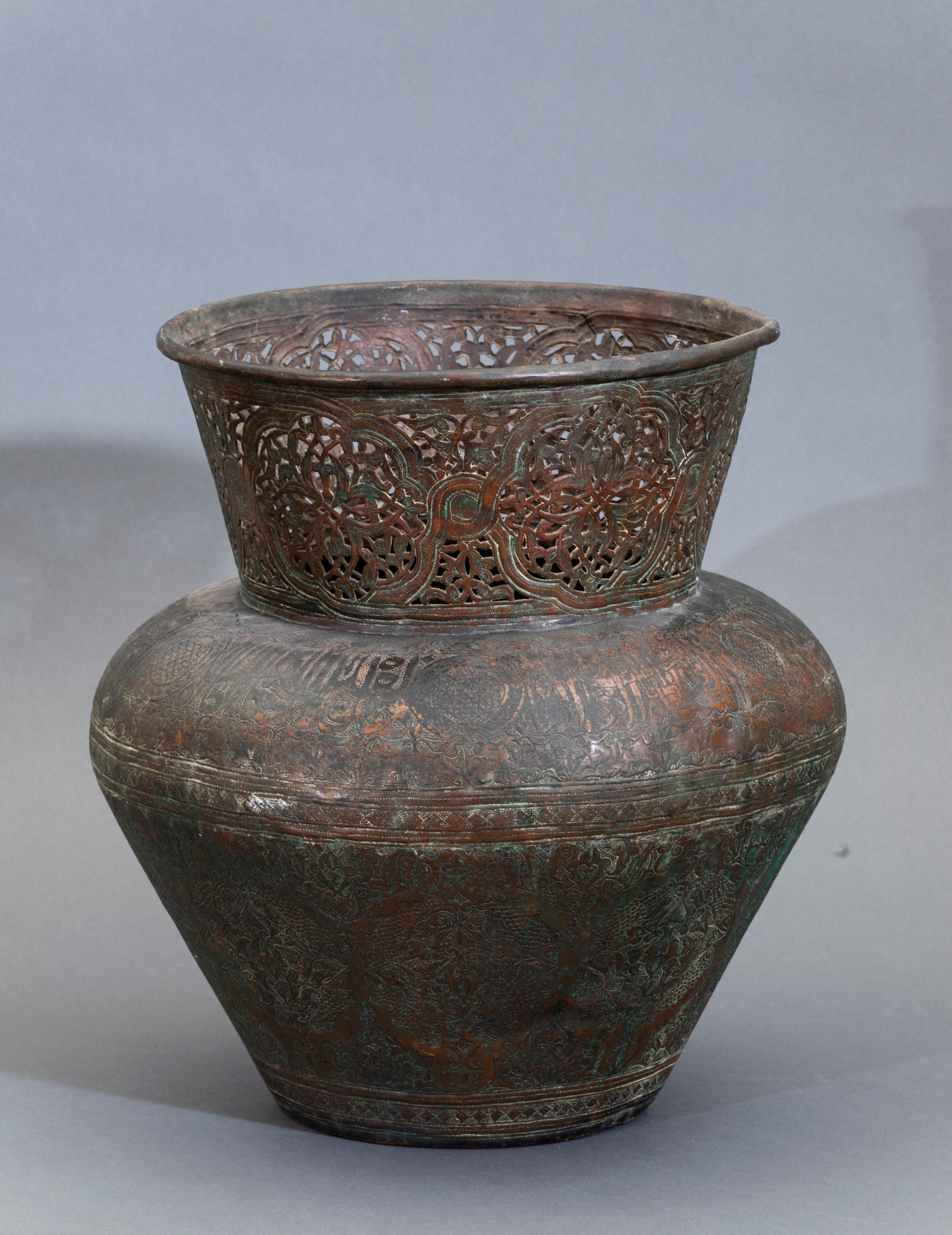 Grande Vaso in Metallo con Decori Naturalistici Incisi e a Traforo e Iscrizione, Siria, XIX Secol...