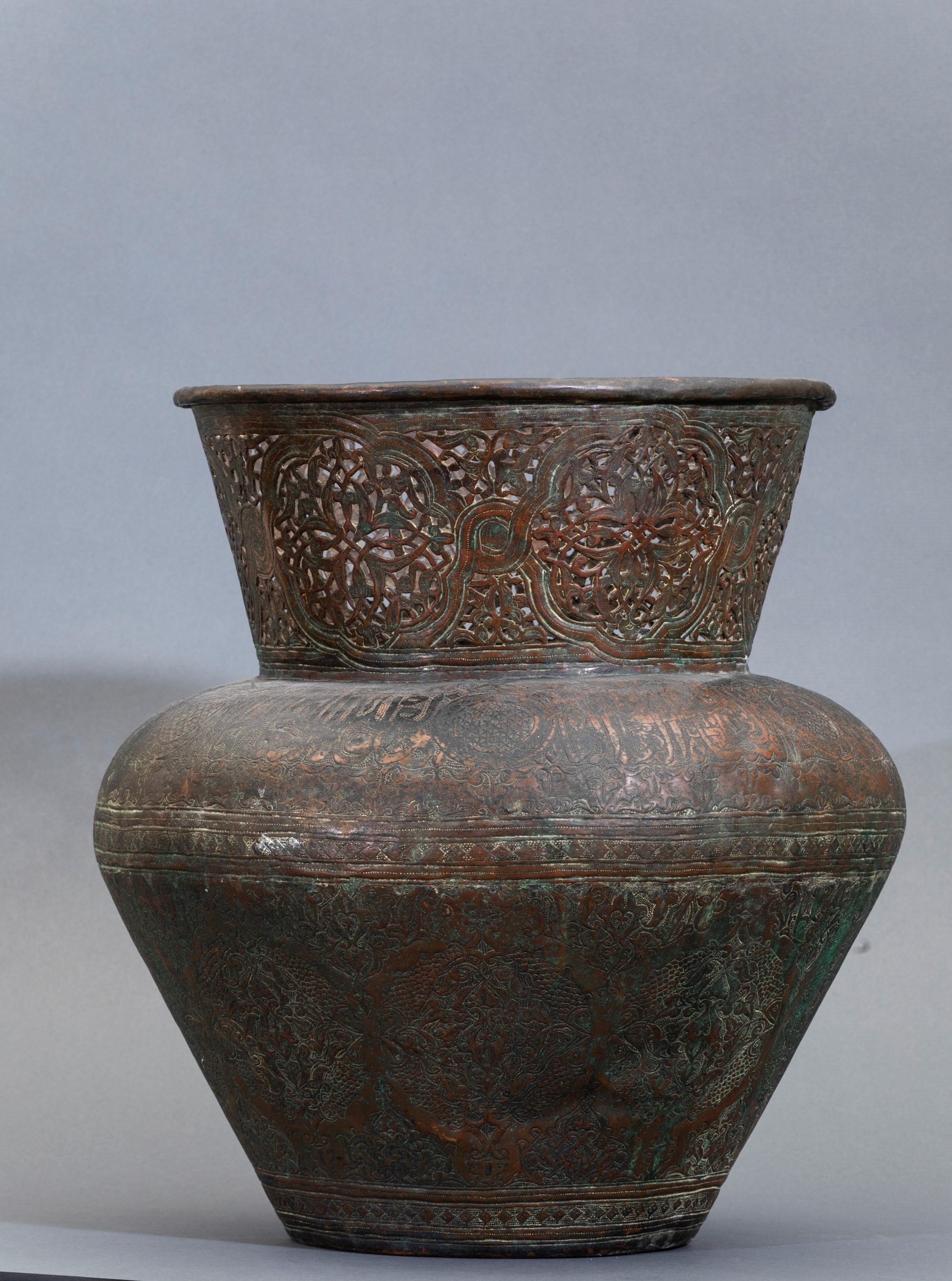 Grande Vaso in Metallo con Decori Naturalistici Incisi e a Traforo e Iscrizione, Siria, XIX Secol...