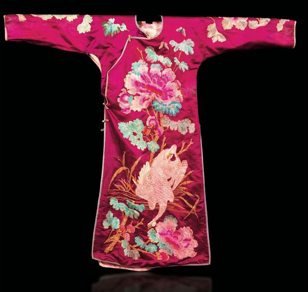 Veste in seta ricamata con decori naturalistici su fondo viola, Cina, Dinastia Qing, XIX secolo