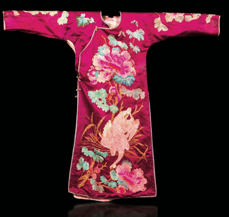 Veste in seta ricamata con decori naturalistici su fondo viola, Cina, Dinastia Qing, XIX secolo  - Asta Fine Chinese Works of Art - Cambi Casa d'Aste