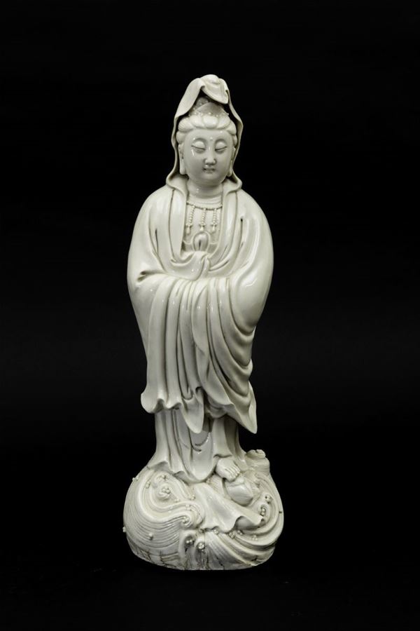 Figura di Guanyin eretta con collana in porcellana Blanc de Chine, Cina, Repubblica, XX secolo