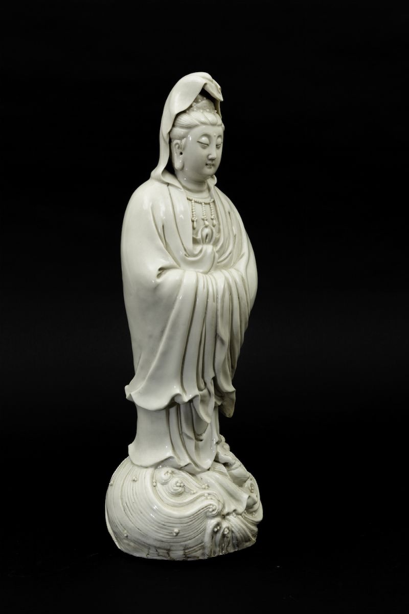 Figura di Guanyin Eretta con Collana in Porcellana Blanc De Chine, Cina, Repubblica, XX Secolo