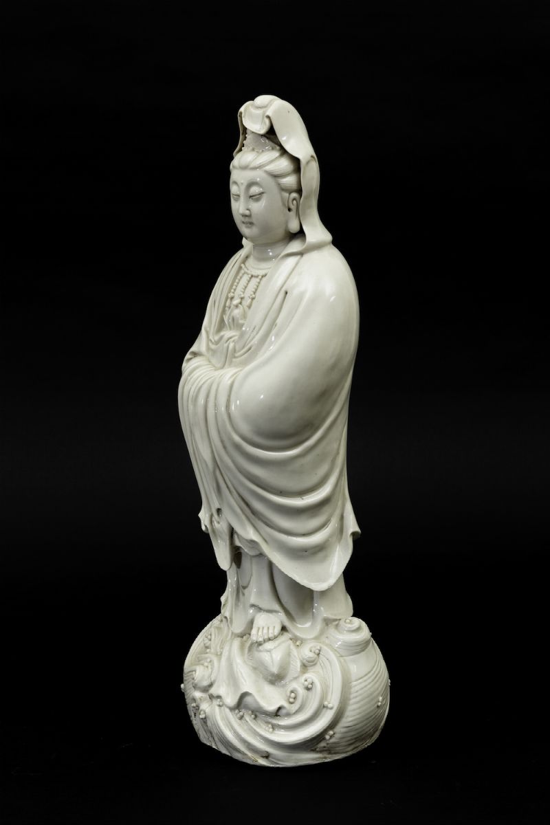 Figura di Guanyin Eretta con Collana in Porcellana Blanc De Chine, Cina, Repubblica, XX Secolo