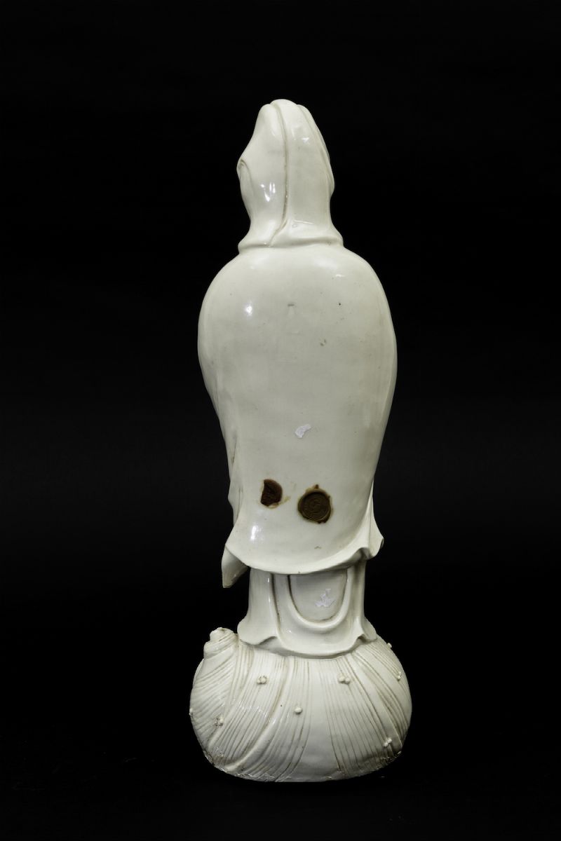 Figura di Guanyin Eretta con Collana in Porcellana Blanc De Chine, Cina, Repubblica, XX Secolo