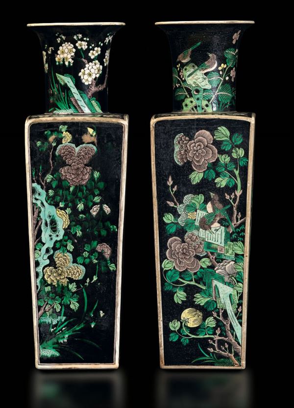 Coppia di vasi a sezione quadrata in porcellana a smalti policromi con decori floreale su fondo nero, Cina, Dinastia Qing, epoca Guangxu (1875-1908)