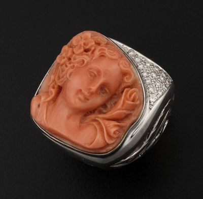 Anello con Cammeo in Corallo Rosa e Diamanti Taglio Huit-huit