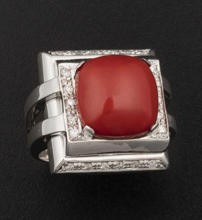 Anello con Corallo Taglio Cabochon e Diamanti Taglio Huit-huit