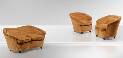 Salotto Composto da Due Poltrone e un Divano. Struttura in Legno e Rivestimenti in Tessuto.