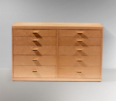 Mobile Contenitore con Struttura in Legno e Dettagli in Ottone.