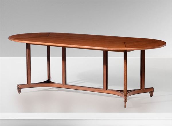Grande tavolo con struttura in legno.