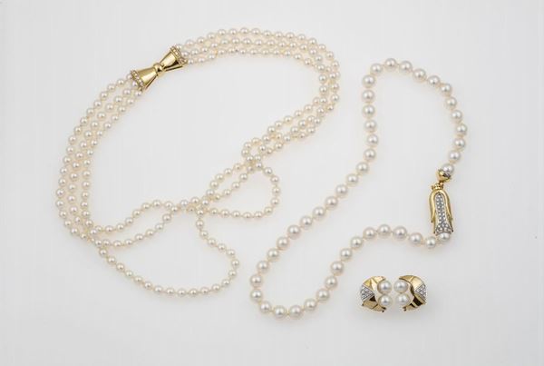 Lotto composto da due collane ed una paio di orecchini con perle coltivate e diamanti
