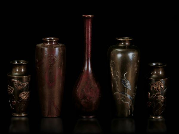 Lotto composto da cinque vasi in metallo di forme e dimensioni diverse con decori naturalistici e iscrizioni, Giappone, periodo Meiji (1868-1912)