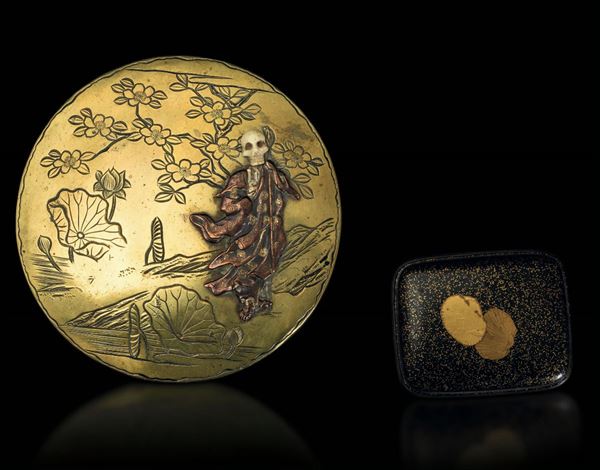 Lotto composto da due scatole di forme e dimensioni diverse in metallo laccato e dorato, Giappone, periodo Meiji (1868-1912)